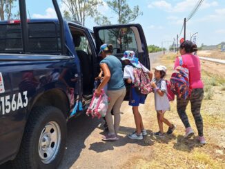 Policía Estatal auxilia a familia para llegar a su destino