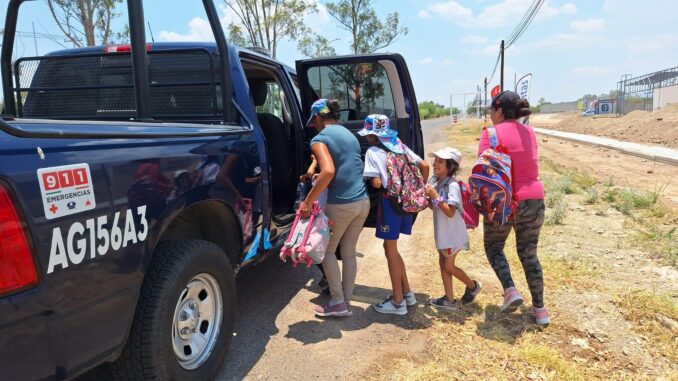 Policía Estatal auxilia a familia para llegar a su destino