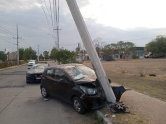 Policías Viales de Aguascalientes atendieron el reporte de accidente contra poste de la CFE