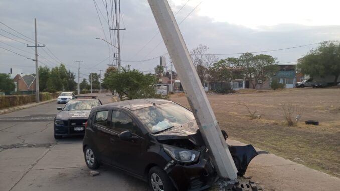 Policías Viales de Aguascalientes atendieron el reporte de accidente contra poste de la CFE