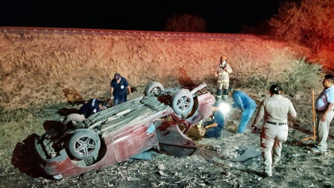 Atienden elementos de Bomberos del Estado accidente tipo volcadura, con saldo de una persona fallecida