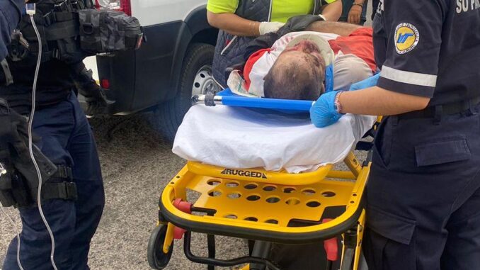 Trasladan oficiales a una persona lesionada tras ser golpeada por un caballo