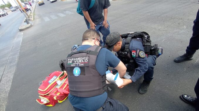 Atienden accidente de caída de motocicleta