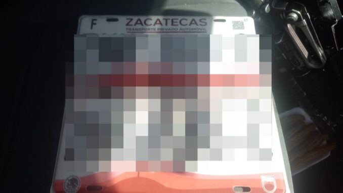 Detienen a una persona por usar placas apócrifas