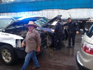 Policías Estatales auxilian a la ciudadanía bajo la lluvia