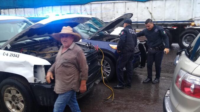 Policías Estatales auxilian a la ciudadanía bajo la lluvia