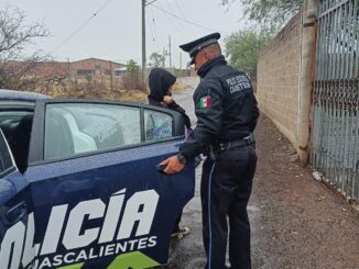 Policías apoyan a una persona para llegar a su domicilio