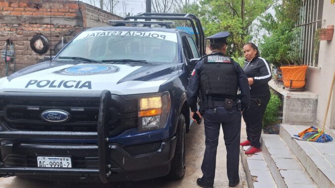 Policías Estatales auxilian a familias ante inundaciones