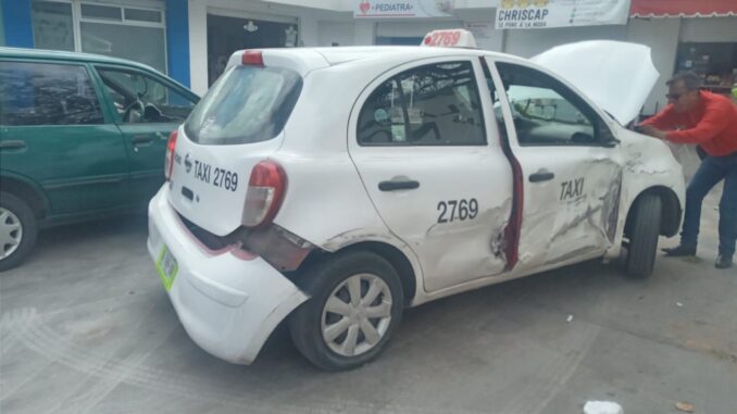 Policías Viales de Aguascalientes atienden el reporte de accidente que se registró sobre Avenida San Gabriel