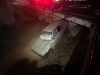 Auxilian a una persona a la cual su vehículo fue arrastrado por la lluvia