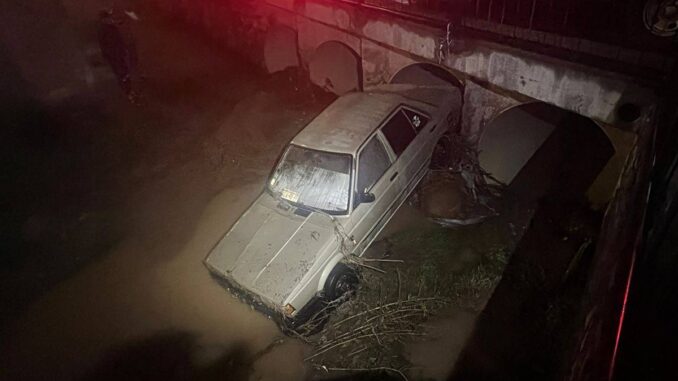 Auxilian a una persona a la cual su vehículo fue arrastrado por la lluvia