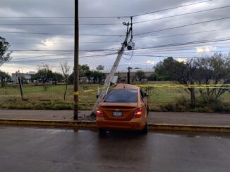 Policías Viales de Aguascalientes atienden reporte de aparatoso choque contra poste de la CFE que se registró sobre la Avenida Siglo XXI