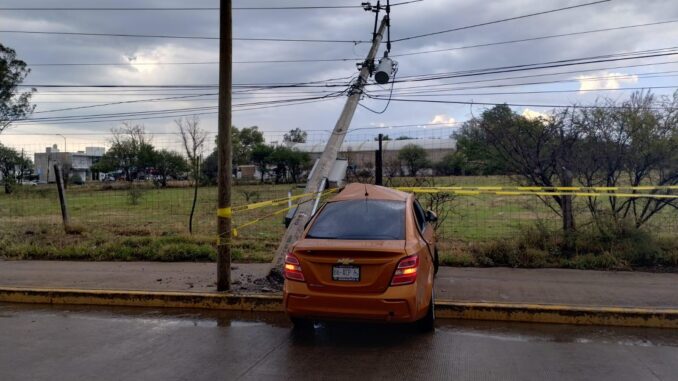 Policías Viales de Aguascalientes atienden reporte de aparatoso choque contra poste de la CFE que se registró sobre la Avenida Siglo XXI