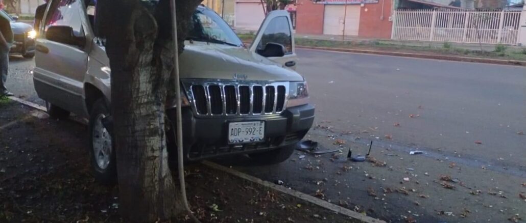 Uniformados de la Policía Vial de Aguascalientes atienden el reporte de accidente contra vehículo estacionado