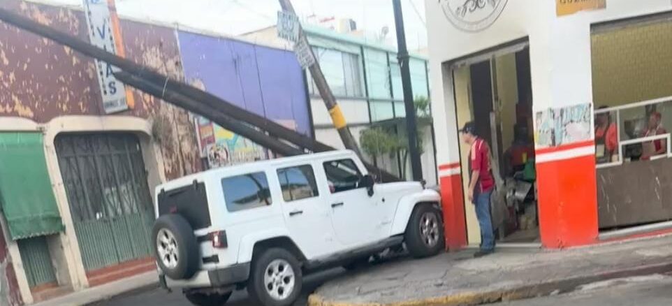 Policías Viales de Aguascalientes atendieron choque contra poste de TELMEX en la zona centro de la Ciudad