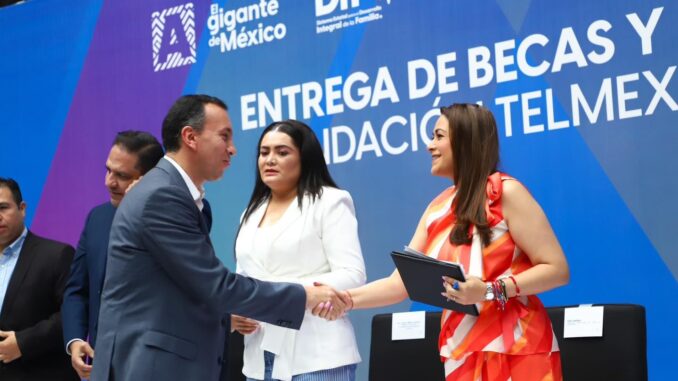 Encabeza Gobernadora Tere Jiménez entrega de Becas y Apoyos por parte de la Fundación TELMEX-TELCEL