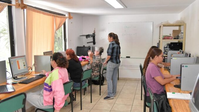 Ofrece DIF Estatal Talleres para que Madres Jefas de Familia puedan emprender su propio negocio