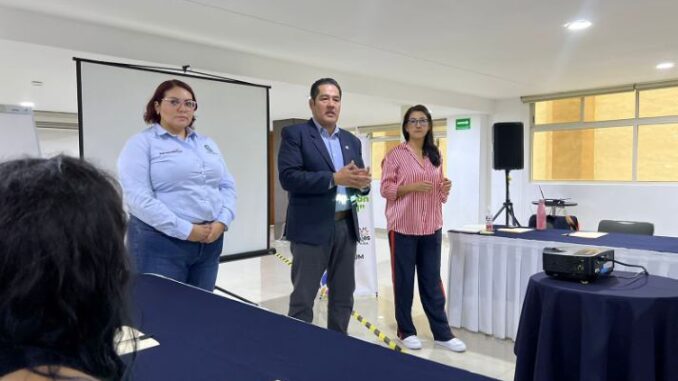 INVITA SETUM A PARTICIPAR EN LA SEGUNDA JORNADA DE CAPACITACIÓN PARA EL TRABAJO “CONEXIÓN LABORAL” 25 julio, 2024 Agregar comentario Se llevará a cabo del 5 al 8 de agosto para reclutar operarios de producción para la empresa JATCO El Municipio de Aguascalientes, a través de la Secretaría de Economía Social y Turismo Municipal (SETUM), convoca a participar en la Segunda Jornada de Capacitación para el Trabajo «Conexión Laboral». Este evento tiene como objetivo principal capacitar a los participantes para que, al concluir su formación, puedan asegurar una contratación inmediata por parte de las empresas participantes. Francisco Javier Sánchez, titular de SETUM, comentó que en esta ocasión la empresa participante es JATCO y la jornada se llevarán a cabo del 05 al 08 de agosto, a partir de las 7:00 horas, en el área de reclutamiento de dicha compañía, en Carretera Panamericana Sur Km. 75. En este sentido, mencionó que estas jornadas representan una gran oportunidad para los ciudadanos y para las empresas locales, pues el objetivo es crear un puente entre el talento disponible y las necesidades del mercado laboral, asegurando un beneficio para ambas partes. Durante estas jornadas, se convocará a 20 personas para recibir capacitación específica en la vacante de Operario de Producción. Este proceso de formación está diseñado para proporcionar a los participantes las habilidades y conocimientos necesarios que les permitirán desempeñar sus funciones de manera eficiente y segura. La capacitación será impartida por expertos en el área y se centrará en técnicas y procedimientos relevantes para la producción industrial, asegurando que los participantes estén bien preparados para enfrentar los desafíos laborales. La empresa JATCO, una de las principales en la región, ha demostrado su compromiso con el desarrollo económico y laboral del municipio al participar activamente en estas jornadas. Esta colaboración refleja su interés en contribuir al crecimiento de la comunidad y en apoyar la creación de oportunidades de empleo para los residentes de Aguascalientes. Para participar en esta jornada, es necesario llenar el siguiente formulario: https://forms.gle/MfZmhFAZ2JSeMF5HA Es necesario acudir con credencial del INE, CURP y una solicitud de empleo. La preparación y los documentos requeridos son fundamentales para facilitar el proceso de selección y capacitación. Para mayor información, los interesados pueden comunicarse al teléfono 449 910 1010 ext. 3012.