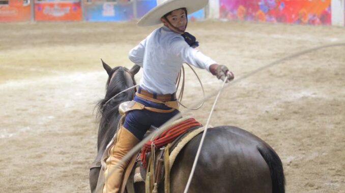 LA VICTORIA Y SALVADOR MUÑOZ “ORO” ANIMAN LAS ACTIVIDADES DEL LUNES EN AGUASCALIENTES  Ambos equipos ganaron sus respectivas eliminatorias y se instalan en zona de final Infantil “B”  Rancho El Pitayo continúa en el liderato general de la categoría con su marca de 350 unidades  Aumentan las emociones de las competencias que se desarrollan en la Arena San Marcos Mejoraron las emociones la tarde de este lunes en el XXXI Campeonato Nacional Infantil, Juvenil y de Escaramuzas Aguascalientes 2024 “La Catrina”, pues en competencias consecutivas, tanto La Victoria de Guanajuato como Salvador Muñoz “Oro” de Aguascalientes rebasaron las tres centenas y están en zona de final de la categoría Infantil “B”. Estos equipos se llevaron importantes triunfos y dieron la nota en las charreadas vespertinas, celebradas en la Arena San Marcos de la capital hidrocálida, aunque a cierta distancia del superlíder de este sector, Rancho El Pitayo de Querétaro, con 350 buenos. FEDERACIÓN MEXICANA DE CHARRERÍA, A.C. #CharreríaOrgulloDeMéxico #90AniversarioFMCH #Charrosdesde1933 Consejo Directivo Nacional 2020-2024 XXXI Campeonato Nacional Infantil, Juvenil y de Escaramuzas Aguascalientes 2024 “La Catrina” BOLETÍN INFORMATIVO Nº 19 Pág. 2 Primero, Salvador Muñoz “Oro” le dio una alegría a la afición de Aguascalientes al obtener una emocionante victoria con 307 unidades, ganando con holgura su eliminatoria en la que los Toros Bravos de Jesús María anotaron 145 y 41 finales del Herradero de San José, ambas escuadras también hidrocálidas. Pero más tarde, La Victoria de Guanajuato llevó a imponer condiciones y escaló hasta el segundo peldaño del sector, con 326 unidades, metiéndose de lleno a la pelea por un sitio en la final de equipos; Rancho El Alazán de Sinaloa alcanzó con 169 buenos, y 112 finales del Señor de La Ascensión, escuadrón de Jalisco. La etapa eliminatoria de la categoría Infantil “B”, tanto en cuanto a equipos como a la especialidad de los charros completos, continuará los días martes 30 y miércoles 31 de julio, con otras ocho competencias de ambas modalidades todavía por celebrarse, por lo que nada está escrito todavía. Resumen de las escaramuzas En las acciones vespertinas de esta jornada de lunes, en cuanto a la rama Femenil, las Peribanas de Michoacán tuvieron el mejor numerario al participar en la categoría Infantil “B”, contabilizando 216.00 unidades. Su punta fue ejecutada por María Leonor Limón Zepeda, rayando 16.90 metros en tres tiempos, para anotaron sus primeros 10 tantos, más 296 de la suma base de sus doce FEDERACIÓN MEXICANA DE CHARRERÍA, A.C. #CharreríaOrgulloDeMéxico #90AniversarioFMCH #Charrosdesde1933 Consejo Directivo Nacional 2020-2024 XXXI Campeonato Nacional Infantil, Juvenil y de Escaramuzas Aguascalientes 2024 “La Catrina” BOLETÍN INFORMATIVO Nº 19 Pág. 3 ejercicios, de los cuales también agregaron 32 adicionales, a cambio de 122 infracciones. Su capitana es Itzayana López Oseguera, y junto a ella actuaron Tamara Mora Barajas, Camila Valeria López Soto, Valeria Sofía Valencia Manzo, Lucero Rubí Ríos Contreras, Sofía Mendoza Escalera y Areli Galilea Barajas Román, federadas con los Charros de Peribán. Por la división Infantil “A”, La Providencia de Aguascalientes totalizó un promedio de 211.00 puntos, que su propia capitana, Jimena Gallo Herrera, abrió con 11 del movimiento de punta, teniendo una rutina con 256 de la suma base y seis adicionales, pero con 62 infracciones en sus evoluciones. Sus integrantes son las pequeñas María Ángela y Lucianna Valetina Arias Díaz, Romina González Martínez, Cecilia Yatziry Jáuregui López, Ana Lucía González Martínez, María José Arroyo Cervantes y Sarah García Hernández, federadas quienes actuaron con la música La Morena. En este mismo sector Infantil “A” actuó Rancho La Esperanza de Guanajuato, el cual acabó con una marca oficial de 205.00 puntos; de ellos, fueron los consabidos 256 de la suma base de su rutina, y seis adicionales conforme a la categoría, sin adicionales de la punta y con 57 de penalización. Ellas integran la asociación Regionales de Guanajuato, proceden del municipio de Manuel Doblado, en el suroeste de la entidad guanajuatense, comandadas por su capitana, la señorita Ana Victoria Álvarez Preciado, y sus compañeritas las amazonas Ana Camila FEDERACIÓN MEXICANA DE CHARRERÍA, A.C. #CharreríaOrgulloDeMéxico #90AniversarioFMCH #Charrosdesde1933 Consejo Directivo Nacional 2020-2024 XXXI Campeonato Nacional Infantil, Juvenil y de Escaramuzas Aguascalientes 2024 “La Catrina” BOLETÍN INFORMATIVO Nº 19 Pág. 4 Maciel López, Itzel Ramírez Rizo, Juliana Ríos Barajas, Marely y Emily Ayala Mendoza, así como Alexa Álvarez Pérez y Ana Carolina Álvarez Preciado. Finalmente, en la categoría Dientes de Leche vieron actividad las pequeñas Peribanas de Michoacán, las cuales consiguieron 86.00 puntos de promedio oficial. La pequeña Alejandra Mejía Alcántar fue la encargada de presentar el movimiento de punta, obteniendo nueve unidades, y su rutina aseguró 118 de la suma base de sus seis ejercicios, sin adicionales y contando 41 infracciones. Así como sus compañeras de Infantil “B”, forman parte de los Charros de Peribán de Ramos, compitieron con la música del Toro Pinto, siendo completada su alineación con las pequeñitas Valentina Rodríguez Sandoval, María Pérez Álvarez, Karla Lineth y Alexa Naomi González Capiz, Kenia Paulette Valencia Monzo y Emily Sandoval Morales. Vital triunfo guanajuatense La Victoria de Guanajuato ganó su competencia con 326 unidades y es sublíder de la eliminatoria; José Juan Zermeño Jordon presentó cala de 33 puntos, José Pablo Muñoz Reynoso cuajó los dos primeros piales con 18 cada uno para 36 totales, y en las colas el equipo sumó 73 buenos: 24 por Jesús Sebastián Rangel Caballero, 29 por Santiago Alcalá Campos y 20 por Enrique González Campos. FEDERACIÓN MEXICANA DE CHARRERÍA, A.C. #CharreríaOrgulloDeMéxico #90AniversarioFMCH #Charrosdesde1933 Consejo Directivo Nacional 2020-2024 XXXI Campeonato Nacional Infantil, Juvenil y de Escaramuzas Aguascalientes 2024 “La Catrina” BOLETÍN INFORMATIVO Nº 19 Pág. 5 Jesús Rangel jineteó el toro y ganó 25 del águila, la terna fue validada con 42 puntos: 23 del lazo de cabeza por Juan Zermeño y 19 del pial por Santiago Alcalá, con un ahorro de un minuto en el cronómetro. Sebastián Alcalá jineteó la yegua y obtuvo 10 buenos, tres manganas a pie con 23, 22 y 22 con dos de tiempo, por cuenta de Enrique González, cubriéndose de gloria con 68 tantos; Juan Zermeño agarró otra más a caballo en su primer tiro de 23, acabando con la cala de caballo de 16 que logró Sebastián Alcalá, sellando importante victoria. Rancho El Alazán de Sinaloa arrancó con cala de 21 realizada por Manuel Rivera Ballesteros, sin fortuna en piales y 73 totales en colas: 25 por Ricardo Antonio Márquez Abdala, 29 por Haniel Nicolás Sánchez Tejeda y 19 por Manuel Rivera. En el toro de reparo, Rodolfo Arámburo Gutiérrez consiguió 21 tantos de su monta, mientras que en el lazo de cabeza Ricardo Márquez lazó al toro por la cabeza con 23 unidades, sin poder completar la terna ya que se fallaron las restantes oportunidades. Juan Pablo León Sarabia agregó 10 tantos en la yegua bruta, una mangana a pie de 21 bonos por parte de Manuel Rivera, pero el equipo cerró sin aciertos en manganas a caballo ni con paso de la muerte, para sus 169 puntos. El equipo Señor de La Ascensión de Jalisco tuvo su cala de 16 unidades ejecutada por Juan Pablo Becerra Gutiérrez, nada en piales y en colas tampoco hubo suerte. FEDERACIÓN MEXICANA DE CHARRERÍA, A.C. #CharreríaOrgulloDeMéxico #90AniversarioFMCH #Charrosdesde1933 Consejo Directivo Nacional 2020-2024 XXXI Campeonato Nacional Infantil, Juvenil y de Escaramuzas Aguascalientes 2024 “La Catrina” BOLETÍN INFORMATIVO Nº 19 Pág. 6 Sin tantos positivos en la monta de toro, la terna contó para 30 buenos: 15 del lazo de cabeza por Mario Guadalupe Sánchez Valdez y 15 del pial por Santiago Muñoz Ruiz. Juan Becerra montó a la cuaca y ganó 10 puntos, Rodrigo Santos Sánchez agarró las dos primera manganas con 20 tantos cada una, para sumar 42 bonos, y en las manganas a caballo sólo hubo suerte en la primera oportunidad, con 18, por parte de Miguel Meza Velarde, Santiago Muñoz ejecutó paso de 10, al hacerlo a yegua parada, para concluir con 112 puntos. En pie de guerra Salvador Muñoz “Oro” Salvador Muñoz “Oro” de Aguascalientes inició la competencia con la suerte del silencio por parte de Santiago Hurtado Muñoz con 34 de calificación, no hubo suerte en el pialadero y en las colas sumaron 64 unidades: 11 de Jesús Emiliano Medina Esquivel, 33 por Santiago Hurtado Muñoz y 20 por José Alfredo Gallo Herrera. Justin Juan Padilla López montó el novillo y tras buenos reparos cosechó 26 puntos, 32 totales en la terna: 25 del cabecero por Alonso Salvador Muñoz Gutiérrez y siete del pial por Josué Manuel Macias Reyes. Juan Padilla se subió a la yegua y obtuvo 20 unidades, dos manganas a pie, de 25 cada una, para 53 buenos por parte de Josué Macías y dos manganas más a caballo, de 22 y 29, por Alonso Muñoz para 54 y, en las postrimerías de la competencia, Santiago FEDERACIÓN MEXICANA DE CHARRERÍA, A.C. #CharreríaOrgulloDeMéxico #90AniversarioFMCH #Charrosdesde1933 Consejo Directivo Nacional 2020-2024 XXXI Campeonato Nacional Infantil, Juvenil y de Escaramuzas Aguascalientes 2024 “La Catrina” BOLETÍN INFORMATIVO Nº 19 Pág. 7 Hurtado aseguró el paso de la muerte para 24, concluyendo con 307 puntos, y ello está siendo suficiente para colocarse en zona de final. Los Toros Bravos de Jesús María, Aguascalientes, comenzaron sin cala, pero volvieron a la buena senda con un pial de 23 que acertó Pedro Antonio de León Pérez y en colas cumplió solamente Jesús Herrera Ramón con 15 buenos. Sebastián Díaz Castorena jineteó el toro para 24 puntos, la terna fue validada con 35 puntos: 19 fueron del lazo de cabeza por Fernando Daniel Vargas Chávez y el pial le contó para 16 a Jesús Herrera Ramón. Emiliano Soriano Ortega generó jineteada de yegua de 19 unidades, y sólo se ganó una mangana a pie, de 24 puntos, por Pedro de León, y Jesús Herrera finalizó con paso de 23 tantos, para cerrar su hoja con 145 puntos. El Herradero de San José de Aguascalientes tuvo 14 tantos en colas por parte de Leopoldo Xavier Haro García y cinco más de Joseph Santiago Pérez Honorato, monta de toro de Juan Ángel Lemus Hernández, lazo cabecero de Leopoldo Xavier Haro y 17 de la jineteada de yegua del propio Ángel Lemus, concluyendo con 41 puntos. Transmisión en vivo y venta de boletos en línea FEDERACIÓN MEXICANA DE CHARRERÍA, A.C. #CharreríaOrgulloDeMéxico #90AniversarioFMCH #Charrosdesde1933 Consejo Directivo Nacional 2020-2024 XXXI Campeonato Nacional Infantil, Juvenil y de Escaramuzas Aguascalientes 2024 “La Catrina” BOLETÍN INFORMATIVO Nº 19 Pág. 8 Las acciones de este Campeonato Nacional Charro Infantil, Juvenil y de Escaramuzas Aguascalientes 2024 se transmiten en vivo de forma gratuita a través de los canales oficiales de la Federación Mexicana de Charrería, tanto en la red social Facebook ( https://facebook.com/fmcharreria/ ) como en la plataforma de YouTube ( https://www.youtube.com/@FederacionMexicanadeCharreria ). El público en general puede adquirir las entradas en línea en la página web de Más Boletos ( https://www.masboletos.com.mx/index.php?p=1&idevento=%2BAxaylhHKBE9s72BHaX NbJum2HndOI7%2BrX2E6ifx38Y%3D ). Todo lo recaudado en taquilla será destinado a beneficio del Sistema DIF estatal de Aguascalientes.