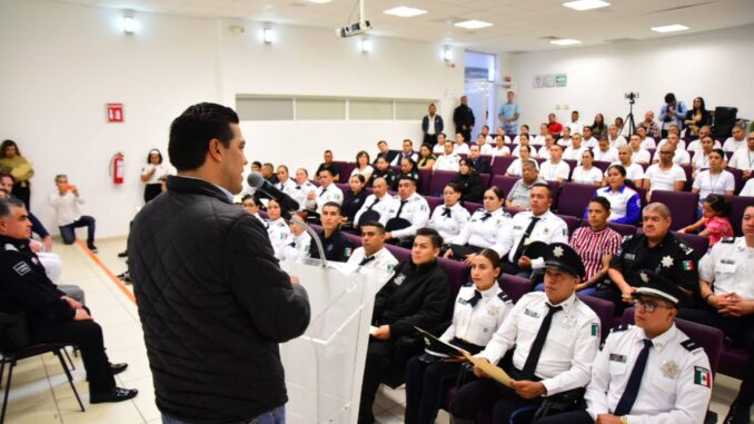 Reconoce Leo Montañez a personal de Seguridad Pública que se Graduó en Bachillerato