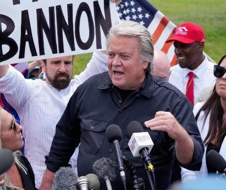 Steve Bannon, exasesor de Trump, se entrega para cumplir condena por desacato