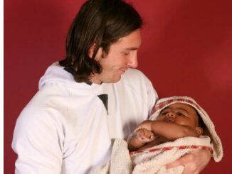 Un joven Messi con un bebé llamado Lamine Yamal, la foto que le está dando la vuelta al mundo