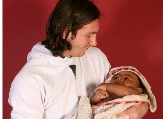 Un joven Messi con un bebé llamado Lamine Yamal, la foto que le está dando la vuelta al mundo