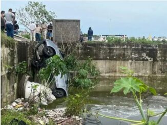 Muere sacerdote al caer vehículo a canal por inundaciones en Veracruz