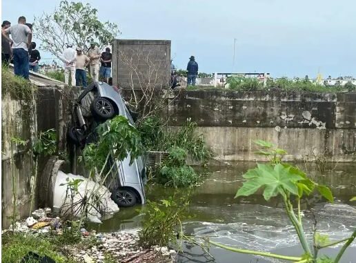 Muere sacerdote al caer vehículo a canal por inundaciones en Veracruz