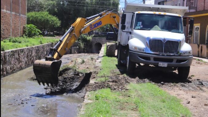 Municipio de Aguascalientes realiza trabajos de desazolve en el canal del Parnaso