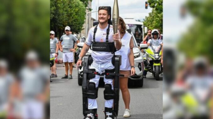 Tenista parapléjico portó la antorcha olímpica caminando con su exoesqueleto