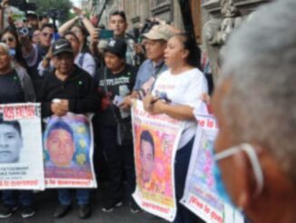 Decepciona a padres de Ayotzinapa defensa de AMLO al Ejército