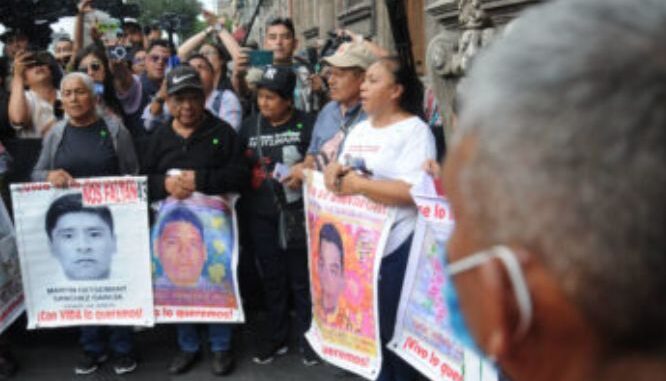 Decepciona a padres de Ayotzinapa defensa de AMLO al Ejército