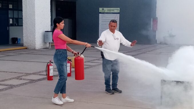 Imparten curso de uso de extintores para control y combate de incendios en BACHUAA