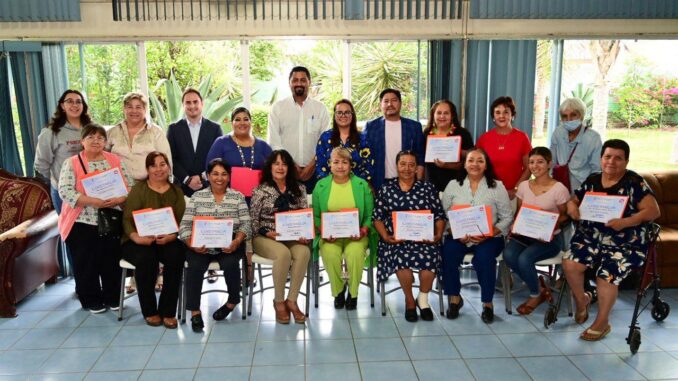 Presidente Municipl de Pabellón de Aretaga reconoce esfuerzo de Mujeres Pabellonenses por superarse y capacitarse