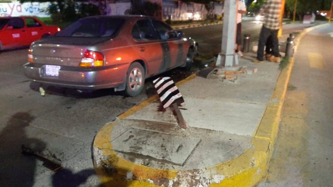 Policías Viales de Aguascalientes atendieron el reporte de un choque contra un objeto fijo, ocurrido en Avenida Alameda, durante la madrugada de este domingo.