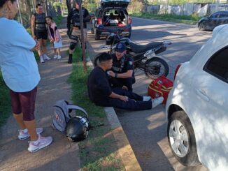 Atienden paramédicos del GAMET a persona lesionada por caída de moto