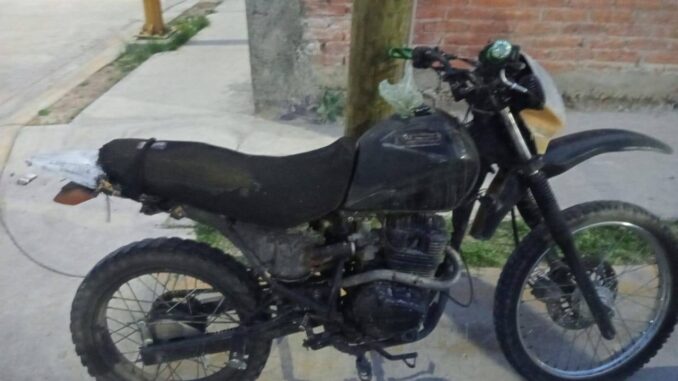 Policías Municipales de Aguascalientes localizan y recuperan una motocicleta con reporte de robo, en el fraccionamiento Villa Montaña