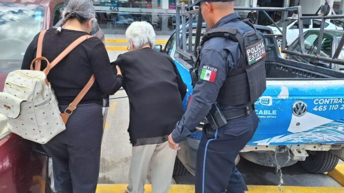 Auxilian elementos de la Policía Estatal a una mujer de edad avanzada