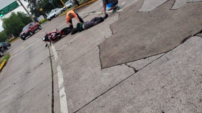 Policías Viales de Aguascalientes atendieron el reporte de accidente tipo choque lateral que se registró entre una motocicleta y una camioneta