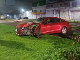 Uniformados de Policía Vial de Aguascalientes atienden el reporte de accidente que se registró sobre Avenida Tecnológico