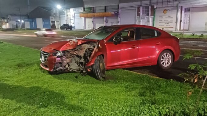 Uniformados de Policía Vial de Aguascalientes atienden el reporte de accidente que se registró sobre Avenida Tecnológico