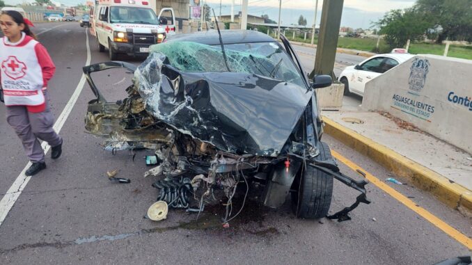 Policías Viales de Aguascalientes atienden reporte de aparatoso choque que se registró sobre Bulevar a Zacatecas y en el distribuidor vial