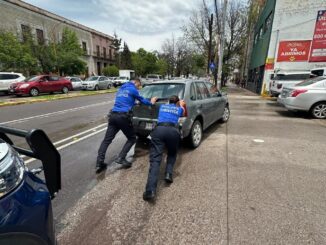 Policía Turística apoya a ciudadano con vehículo dañado