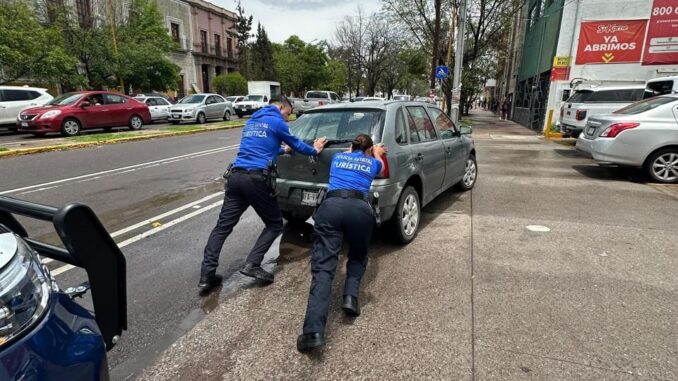 Policía Turística apoya a ciudadano con vehículo dañado