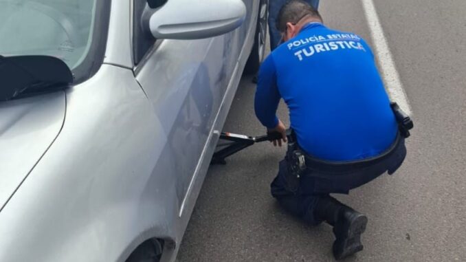 Policía Turística auxilia a ciudadano con llanta ponchada