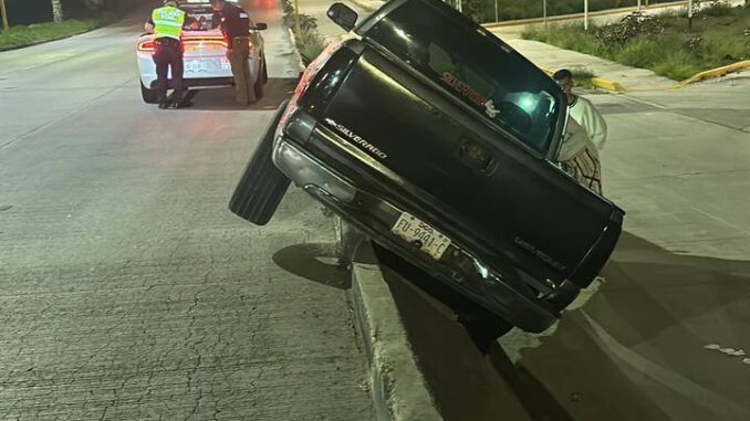 Policías Viales de Aguascalientes atendieron un choque entre vehículos particulares, registrado en Avenida Héroe Inmortal