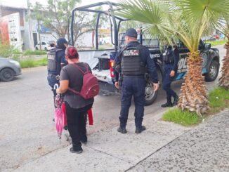 Policías Estatales auxilian a familia a trasladarse antes de la lluvia