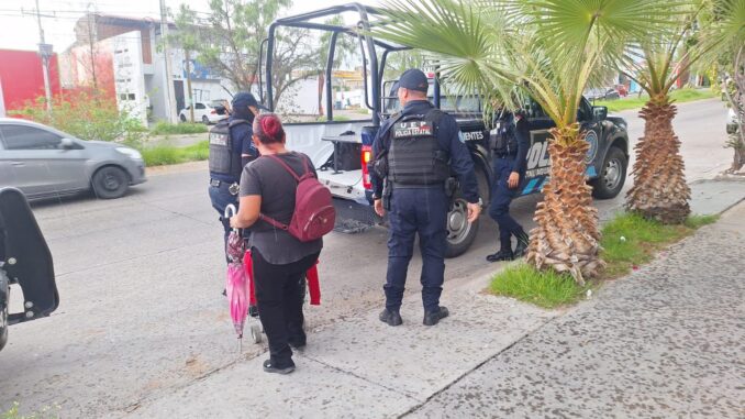 Policías Estatales auxilian a familia a trasladarse antes de la lluvia