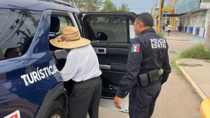 Policía Turística brinda apoyo a persona de edad avanzada